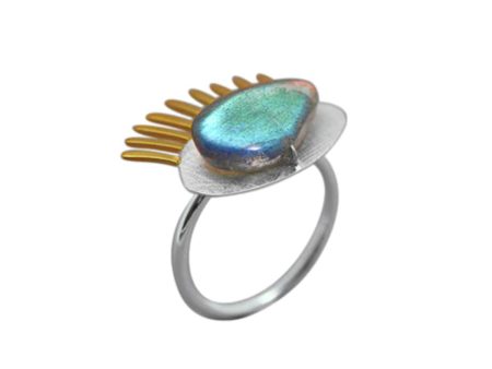 Golden Eyelashes Ring Online